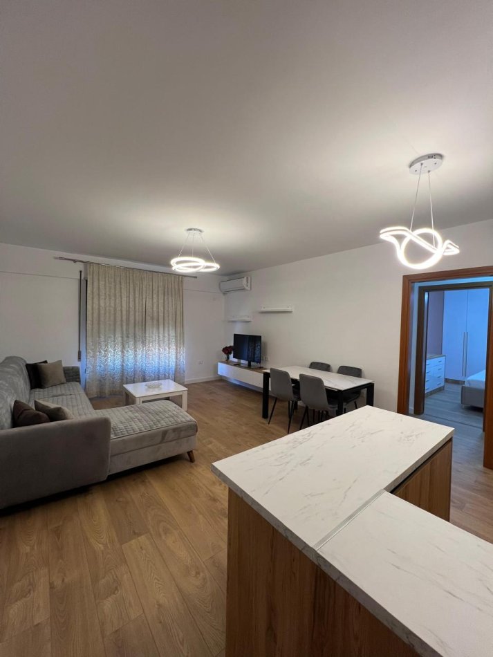 Tirane, jepet me qera apartament 2+1+Ballkon , 110 m² 800 € (Rruga e Kavajes, Perballe Kompleksit Delijorgji)