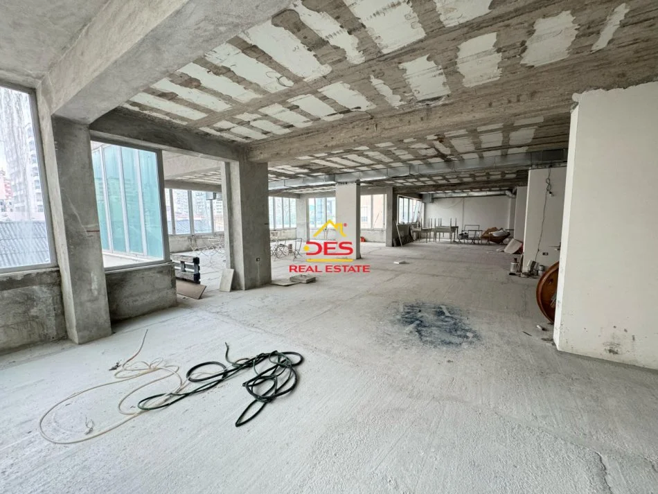 Vlore, jepet me qera ambjent biznesi Kati 2, 850 m² 4.000 € (Rruga Gjergj Arianiti)