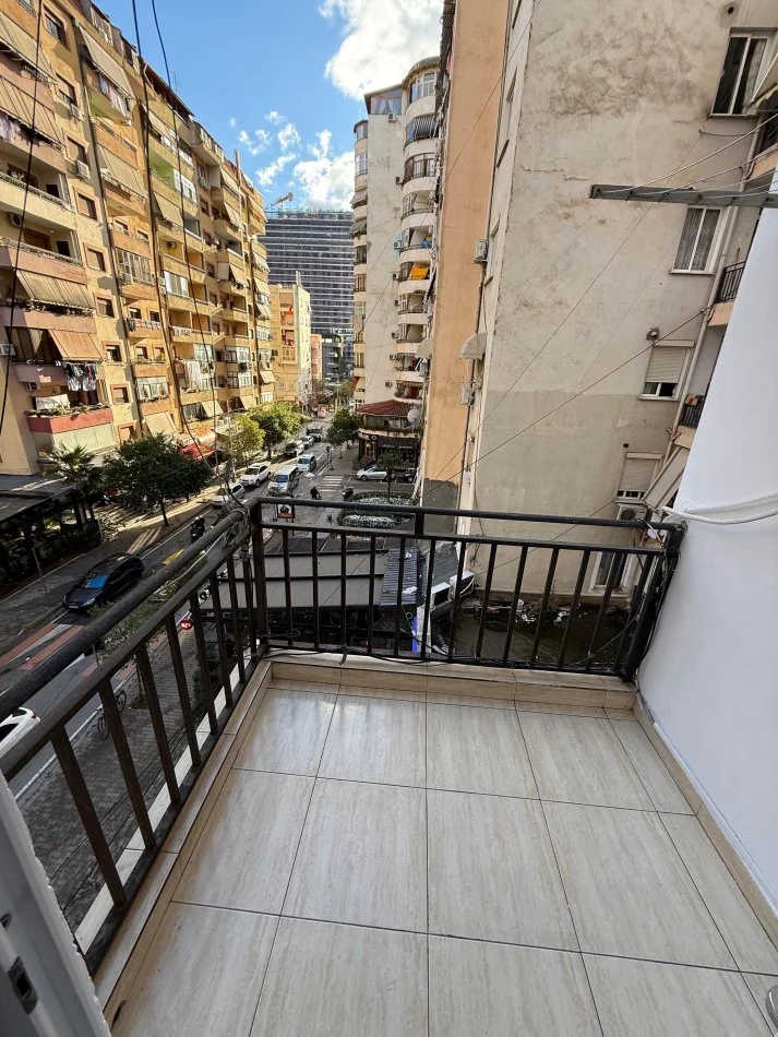 Tirane, jepet me qera apartament 1+1+Ballkon Kati 3, 75 m² 600 € (Komuna Parisit)