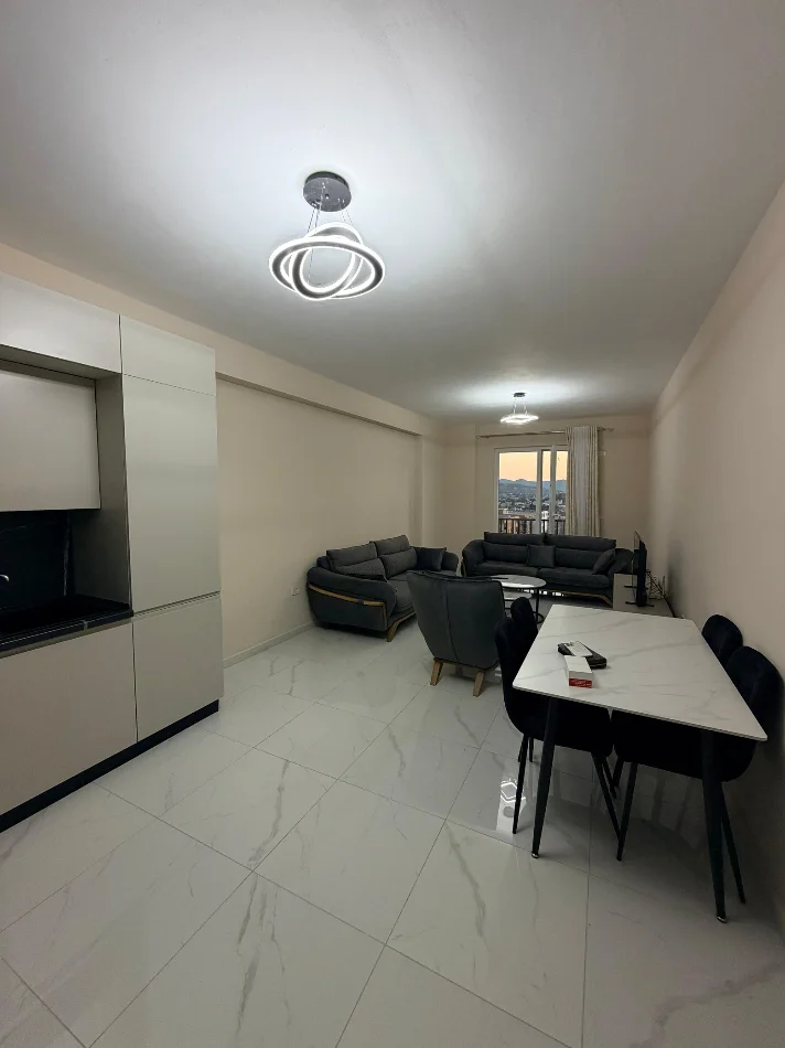 Tirane, jepet me qera apartament 2+1+Ballkon Kati 7, 95 m² 400 € (Apartament 2+1 Per Qera Kamez Bushgjoka Prane Rruges I Mobiluar)