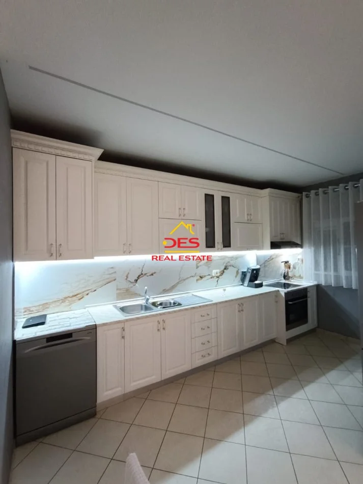 Vlore, shitet apartament 2+1+Ballkon Kati 4, 94 m² 160.000 € (Rruga Sadik Zotaj)