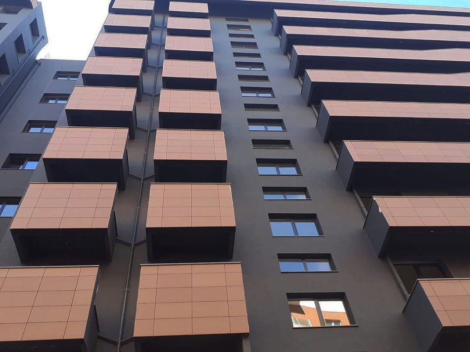 Tirane, jepet me qera zyre Kati 3, 86 m² 350 € (Unaza e Re)