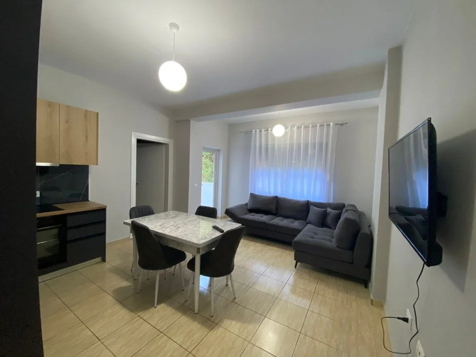 Vlore, jepet me qera apartament 1+1+Ballkon Kati 4, 65 m² 400 € (Vlore)