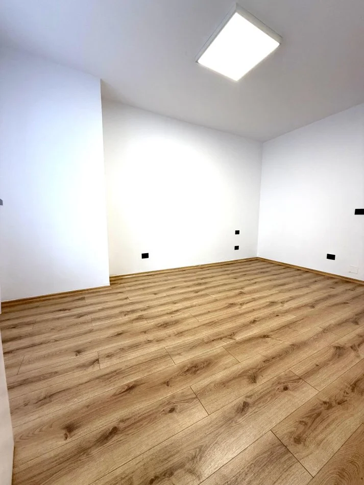 Tirane, jepet me qera ambjent biznesi Kati 1, 67 m² 800 € (Ish Ekspozita)