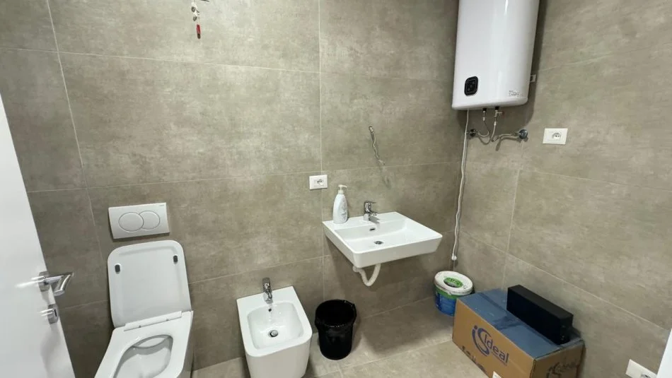 Tirane, jepet me qera zyre Kati 1, 70 m² 1.100 € (Rruga e Kosovareve)