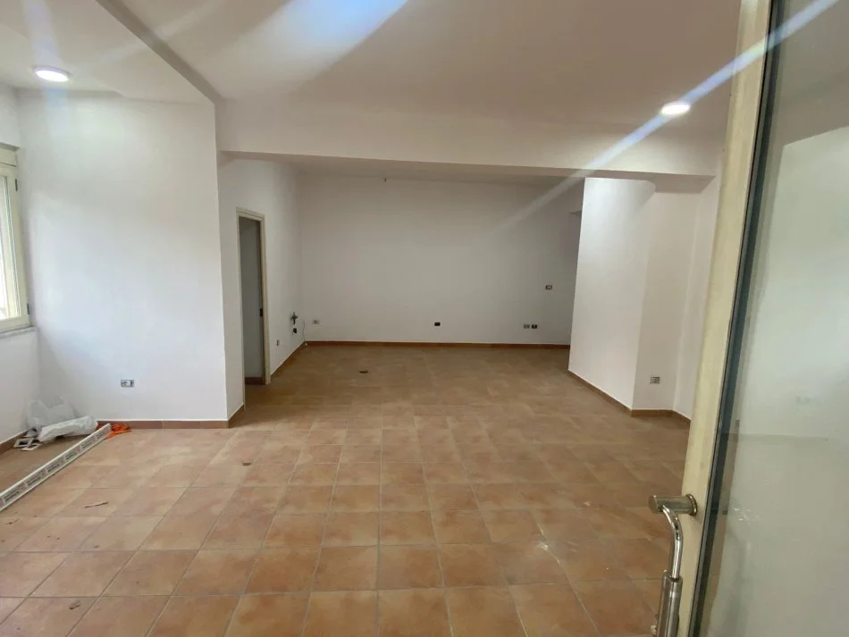 Tirane, jepet me qera apartament 2+1 Kati 1, 80 m² 500 € (Rruga"Vasil Shanto")