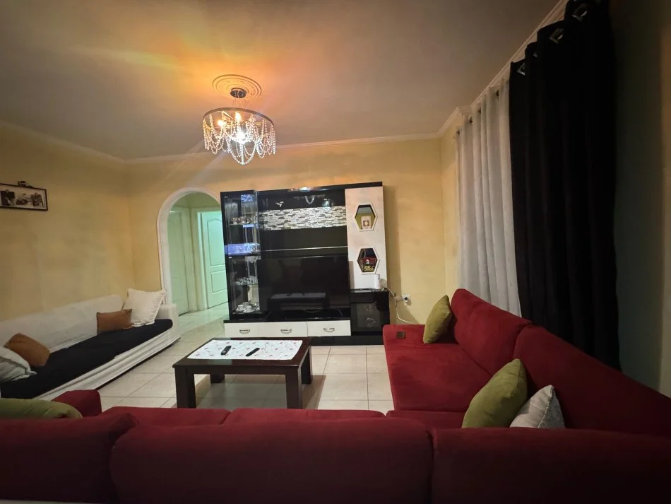 Tirane, jap me qera apartament 2+1 , 600 € 