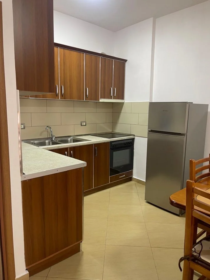 Tirane, jepet me qera apartament 1+1+Ballkon Kati 6, 65 m² 400 € (Rruga 5 Maj)