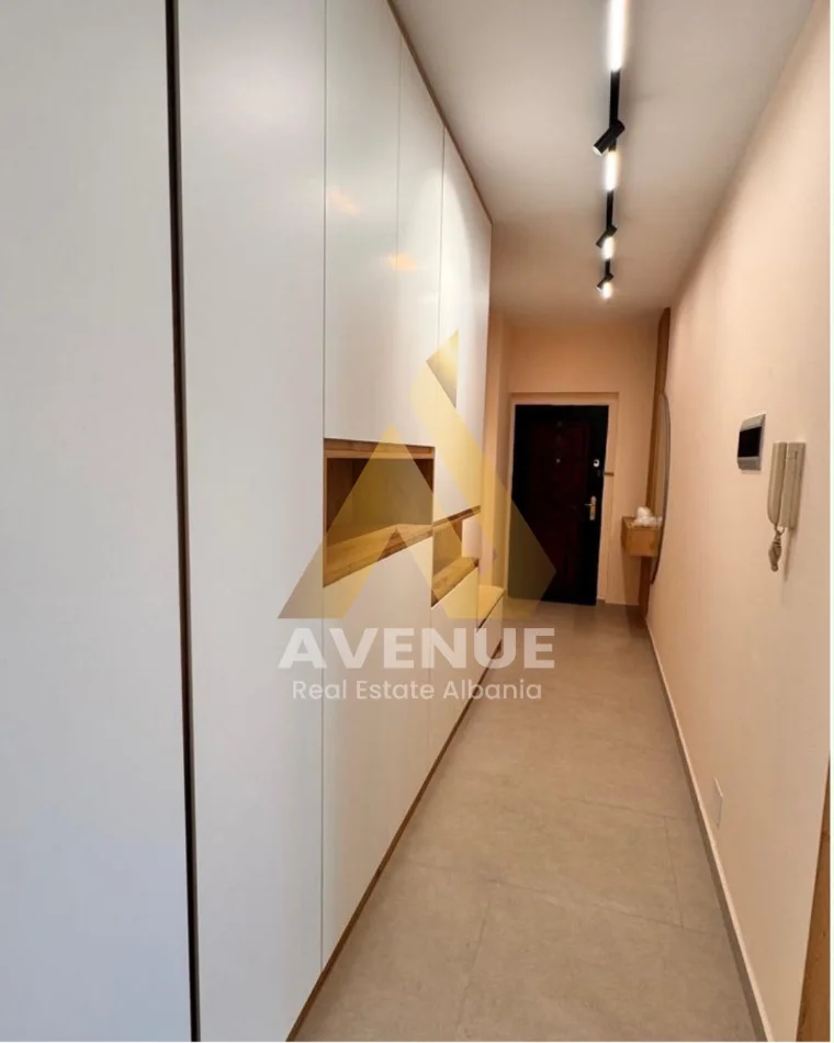Tirane, jepet me qera apartament 1+1 , 750 € (Myslym Shyri)
