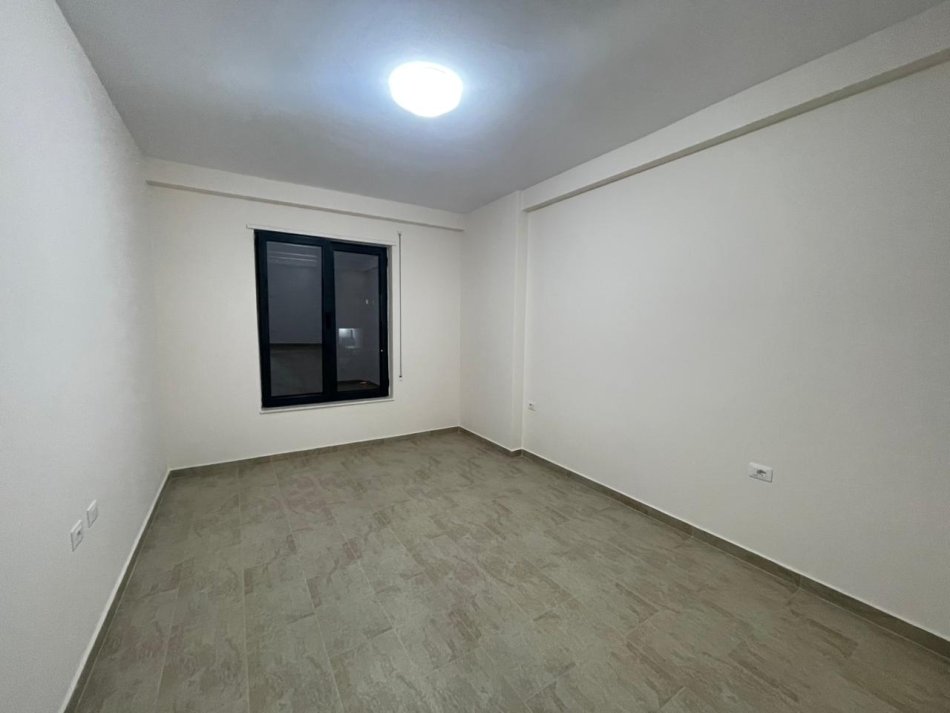 Tirane, jepet me qera zyre Kati 3, 110 m² 700 € (Rruga Karl Gega)