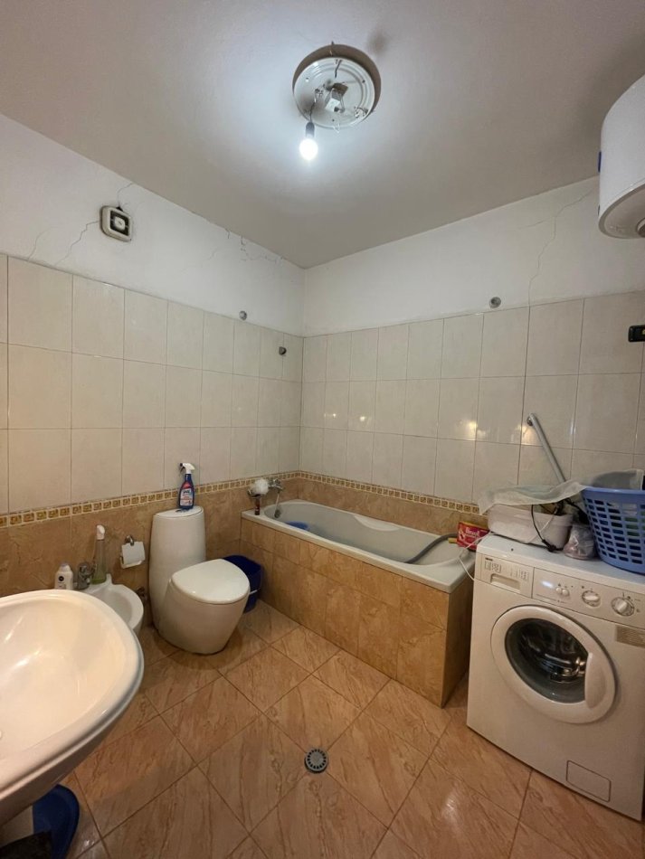 Tirane, jepet me qera apartament 2+1+Aneks+Ballkon Kati 4, 95 m² 1.000 € (Myslym Shyri)