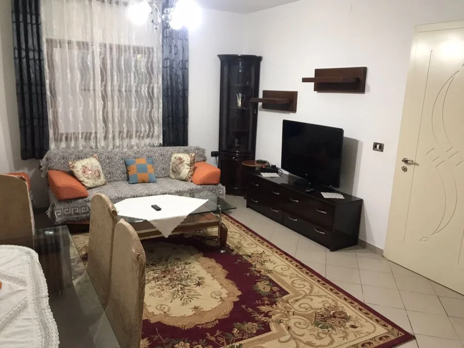 Tirane, jepet me qera apartament 3+1+Aneks+Ballkon Kati 1, 100 m² 400 € (rruga Ullishtes)