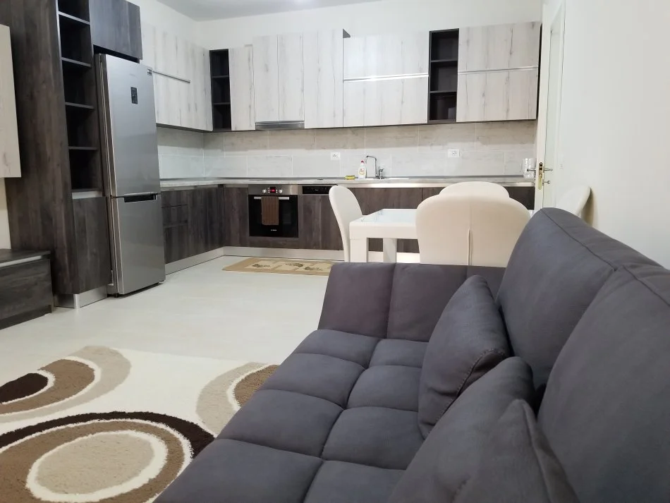 Tirane, jepet me qera apartament 2+1+Ballkon Kati 7, 520 € (Aleksander Moisiu -Kinostudio)