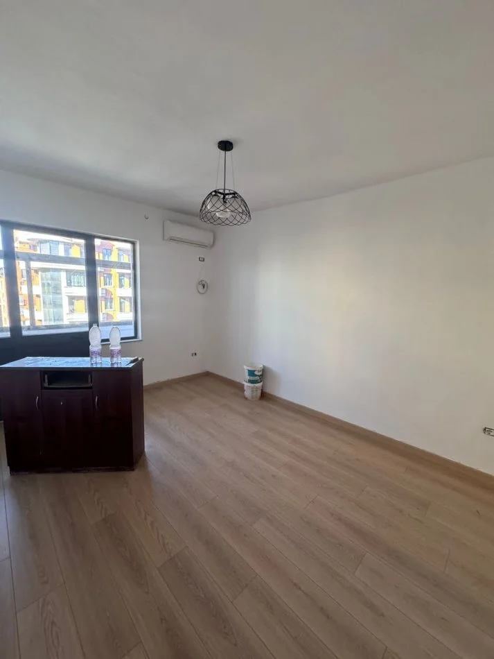 Tirane, jepet me qera apartament 2+1+Ballkon Kati 5, 75 m² 400 € (Rruga Muhamed Gjollesha)