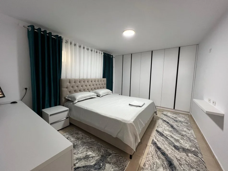 Tirane, jepet me qera shtepi 1+1+Aneks+Ballkon Kati 1, 80 m² 450 € (Mjull Bathore)