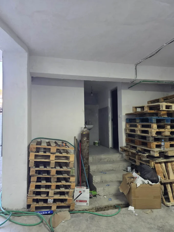 Tirane, shitet nga Pronari, pa-komision magazine Kati -1, 1.372 m² (rruga ardeno)