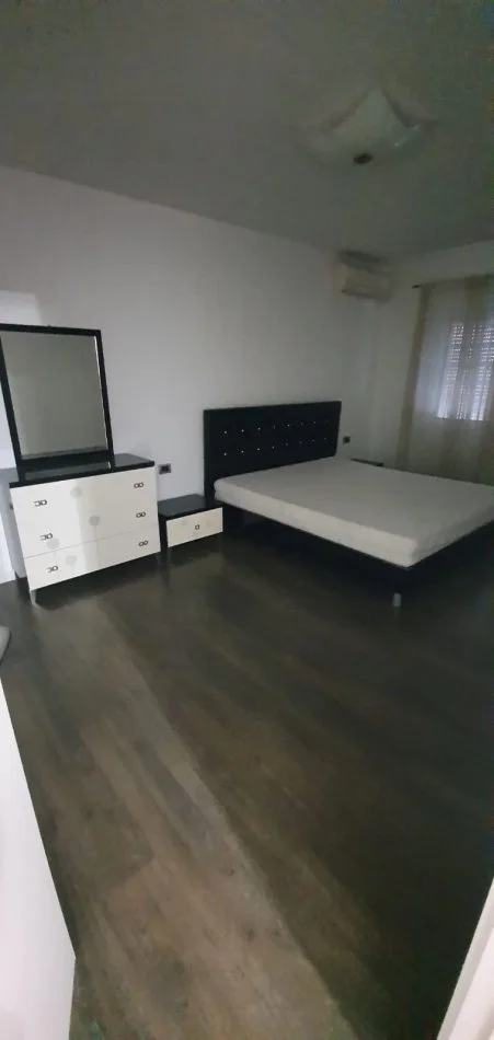Tirane, jepet me qera apartament 2+1+Ballkon Kati 5, 100 m² 500 € (pran Petro Ninit)