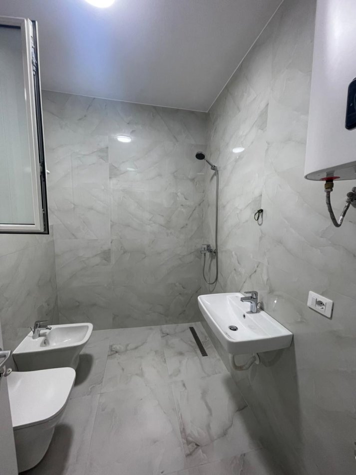 Tirane, jepet me qera zyre Kati 3, 110 m² 700 € (Rruga Karl Gega)