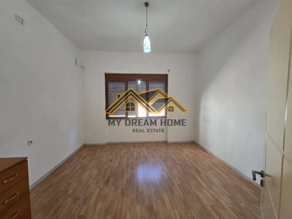 Durres, jepet me qera apartament 3+1+Ballkon Kati 3, 100 m² 400 € (qender)