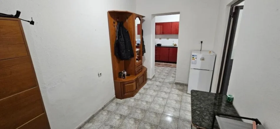 Tirane, jepet me qera shtepi 1+1 Kati 1, 70 m² 400 € (German Computers tek Komuna e Parisit)