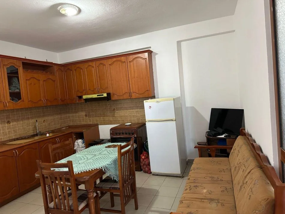 Tirane, jepet me qera apartament 2+1 Kati 2, 400 € 