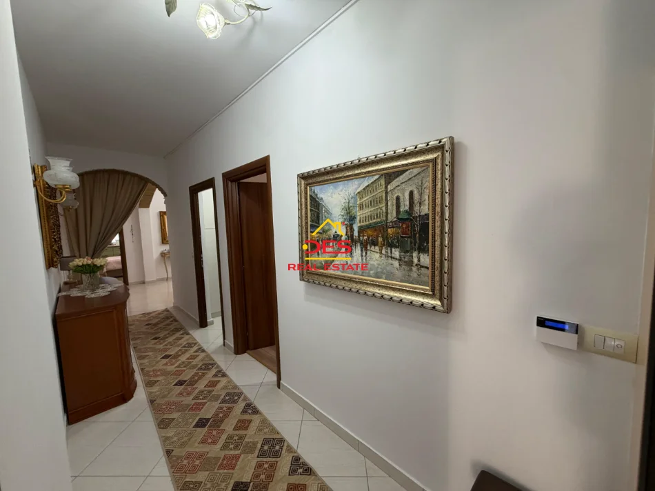 Vlore, shitet apartament 2+1+Ballkon Kati 3, 97 m² 128.000 € (Rruga Demokracia)