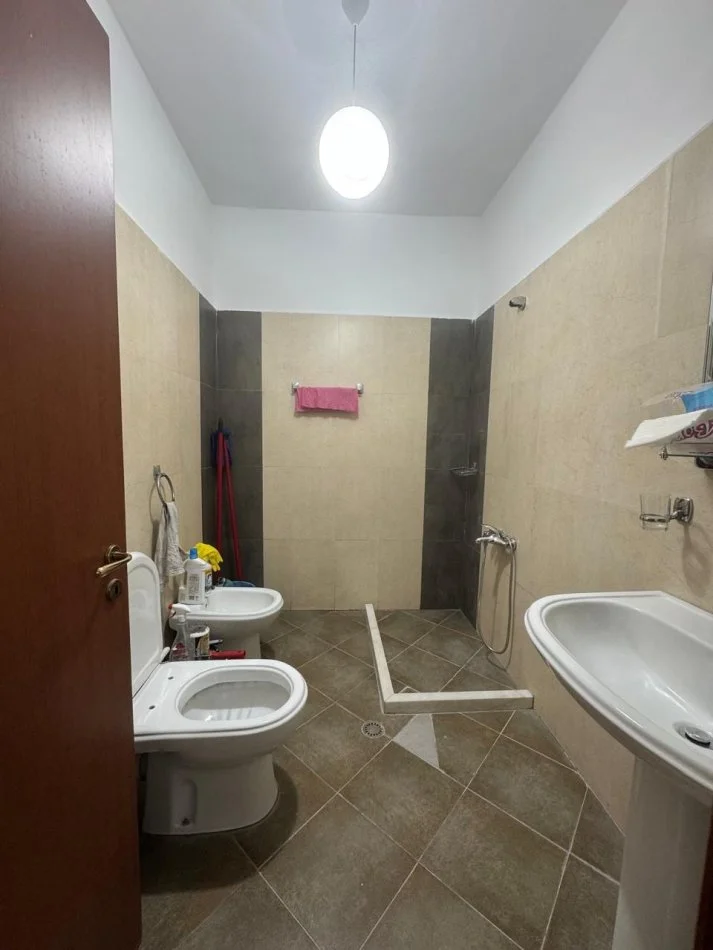Tirane, jepet me qera apartament 1+1 , 60 m² 500 € (Komuna Parisit)