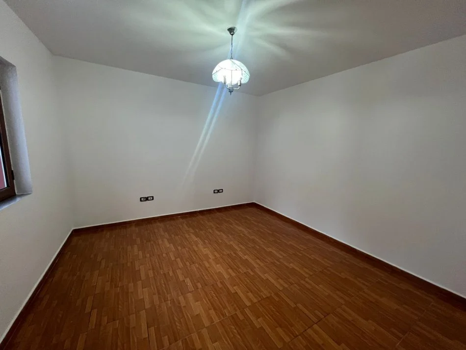 Tirane, jepet me qera shtepi Kati 0, 100 m² 400 € 
