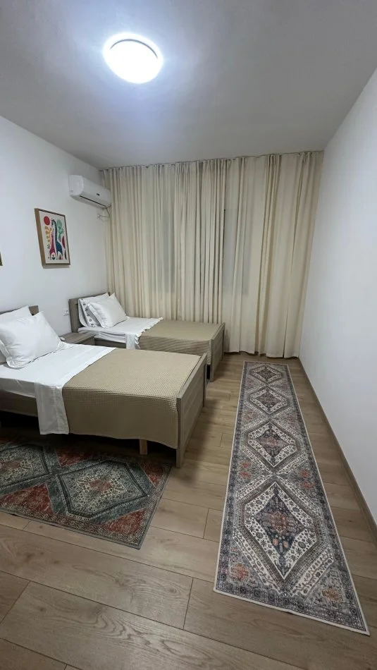 Tirane, jepet me qera apartament 2+1 Kati 2, 1 m² 850 € (Mine peza,Rruga e durresit)