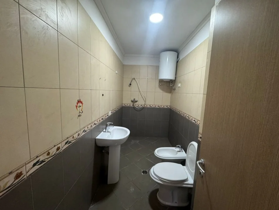 Tirane, shitet apartament 1+1+Ballkon Kati 3, 79 m² 93.000 € (Freske,prane restorant Fresku)