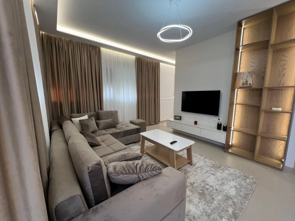 Tirane, jepet me qera shtepi 1+1+Aneks+Ballkon Kati 1, 80 m² 450 € (Mjull Bathore)