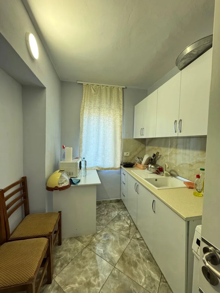 Tirane, shitet apartament 1+1 Kati 2, 56 m² 110.000 € (Shkolla e Bashkuar)