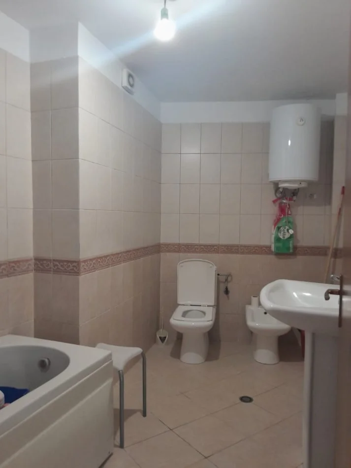 Tirane, jepet me qera apartament 2+1+Ballkon Kati 5, 100 m² 400 € (Rruga Esref Frasheri)