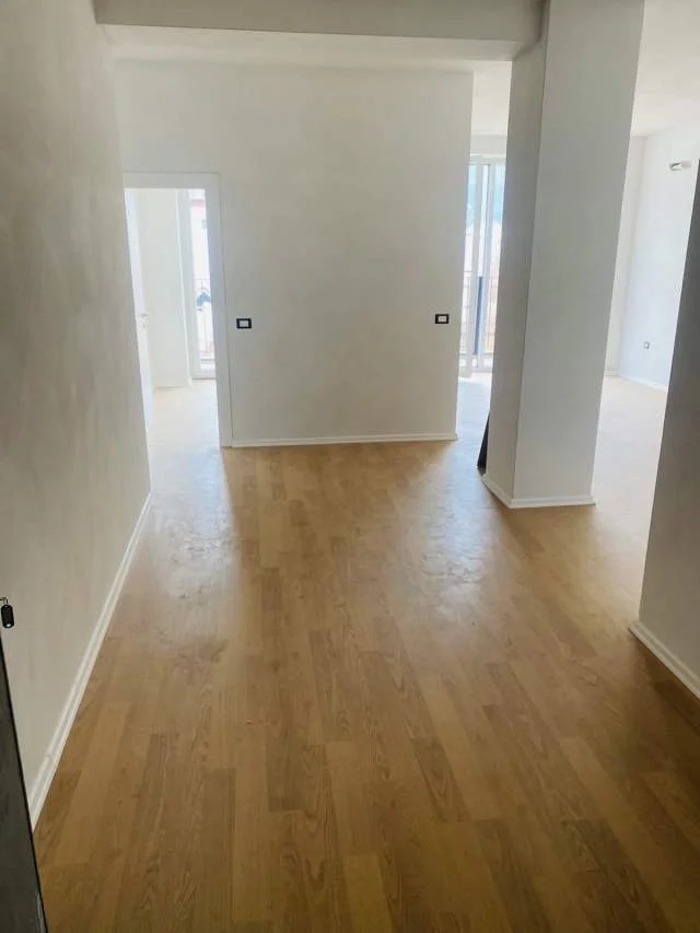 Tirane, shitet apartament Kati 5, 106 m² 1.500 Euro/m2
