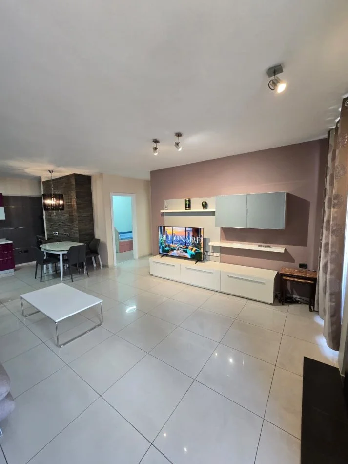 Tirane, jepet me qera apartament 3+1 , 110 m² 700 € (Pazari i ri)