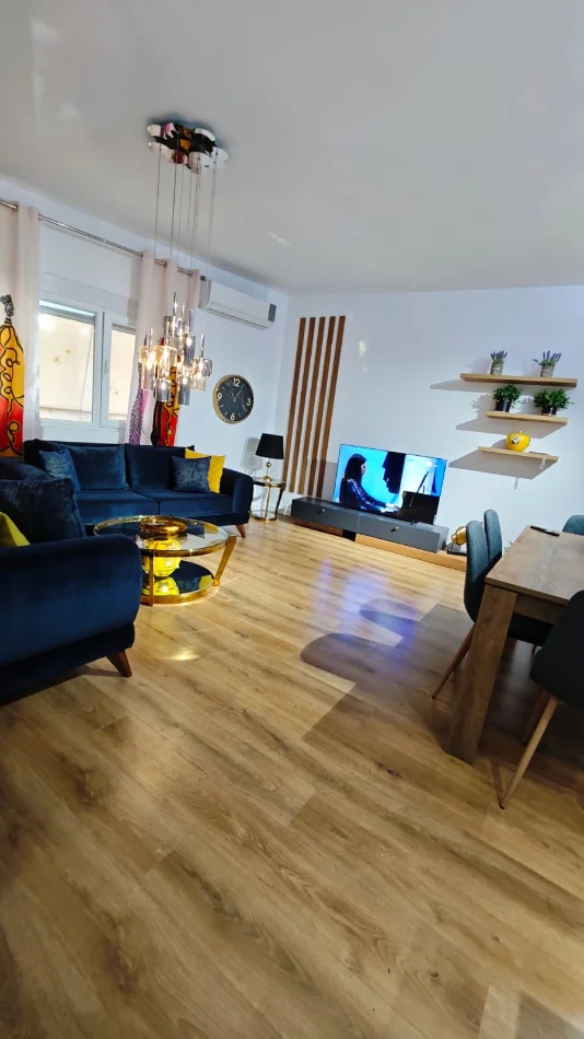 Tirane, jepet me qera , (Komuna e parisit)