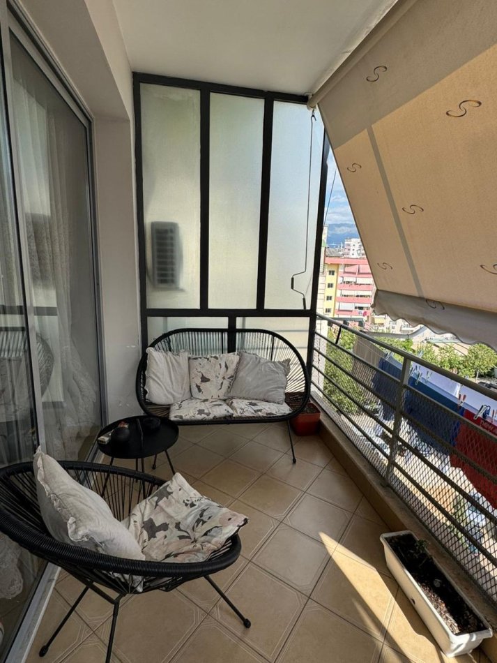 Tirane, jepet me qera apartament 2+1+Ballkon Kati 7, 94 m² 800 € (Rruga don bosco. Shtepi plus garazhd)