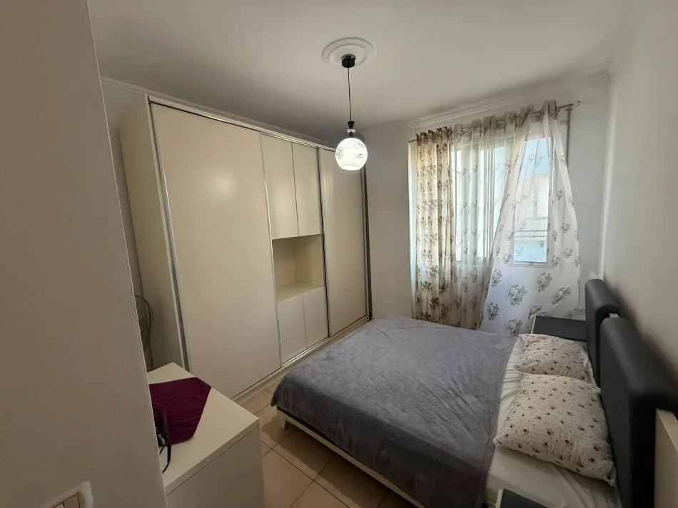 Tirane, jepet me qera apartament 2+1+Ballkon Kati 3, 110 m² 500 € (rruga pavarsia)