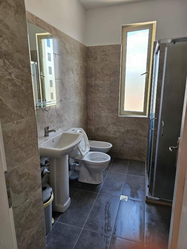Tirane, jepet me qera apartament Kati 7, 95 m² 500 Euro (Ish fusha aviacionit)