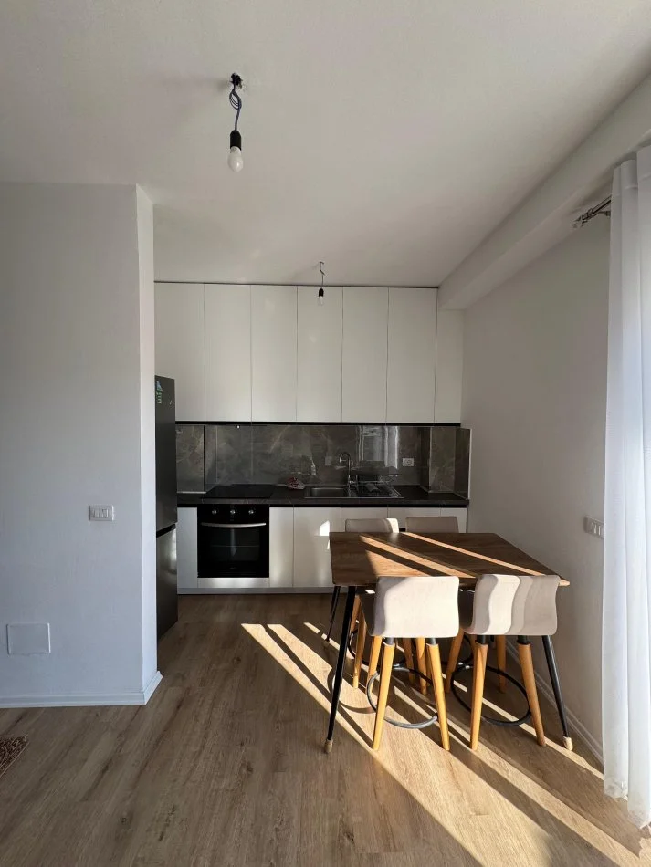 Tirane, jepet me qera apartament 2+1+Ballkon Kati 3, 92 m² 500 € (Univers City 2+1+Post Parkimi Per Qera Mobilim Luksoz)