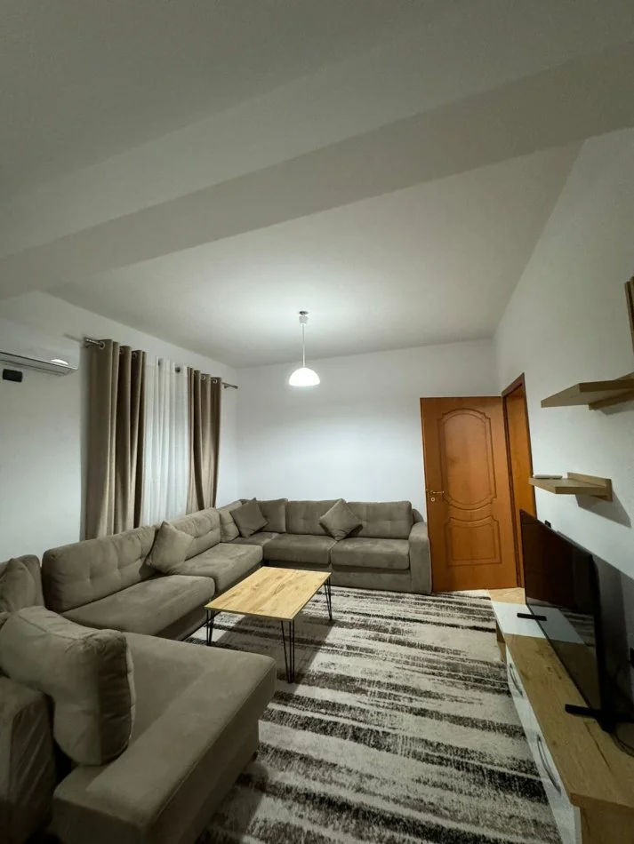 Tirane, jepet me qera apartament 1+1+Ballkon Kati 4, 90 m² 500 € (rruga 5 Maj)