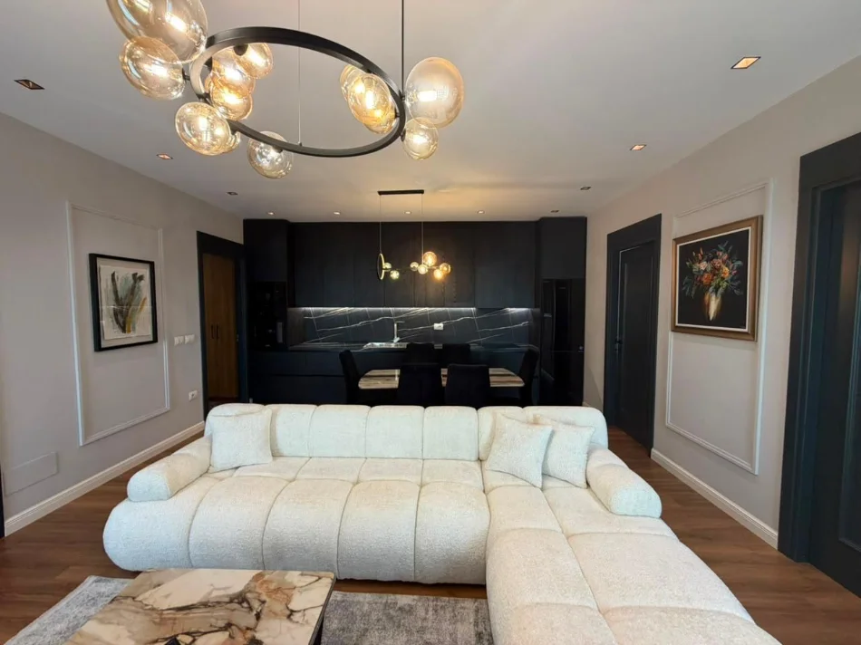 Tirane, jepet me qera apartament 3+1 Kati 14, 150 m² 2.700 € (Tirana garden building)