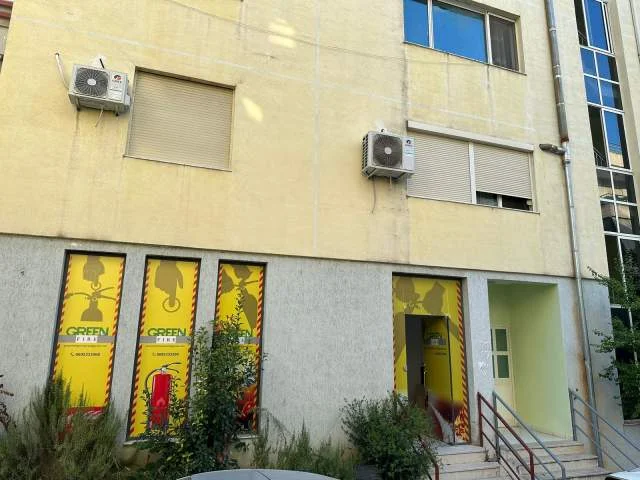 Shqiperi, jepet me qera ambjent biznesi Kati 0, 80 m² 300 Euro (Eduart Mano)
