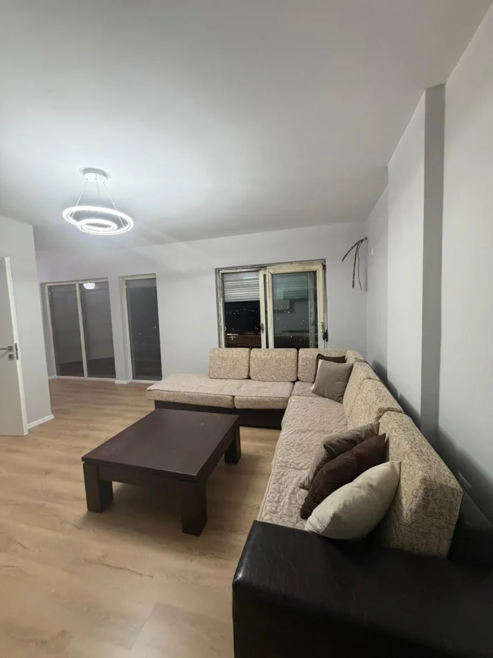 Tirane, jepet me qera apartament 2+1 Kati 7, 100 m² 600 € (Rruga Dritan Hoxha tek Banka Intesa San Paolo)