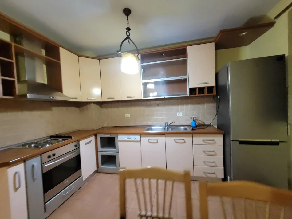 Tirane, jepet me qera apartament 1+1+Ballkon Kati 6, 63 m² 550 € 