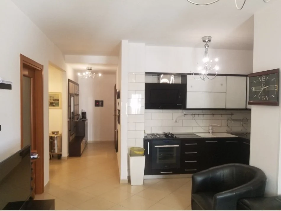 Tirane, jepet me qera apartament 2+1+Ballkon Kati 5, 96 m² 599 € (Ish parku i autobuzave pran kompleksit alba)