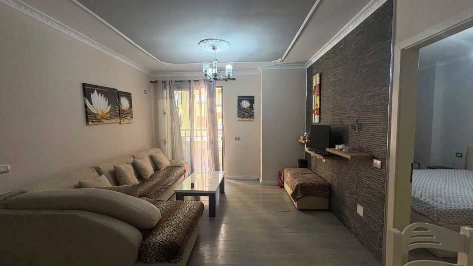 Tirane, jepet me qera apartament 2+1+Ballkon Kati 3, 90 m² 500 € (Astir prane Big Pjata)