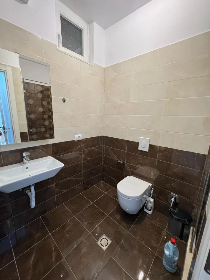 Tirane, jepet me qera apartament 2+1+Ballkon Kati 3, 100 m² 800 € (Selite e vjeter)