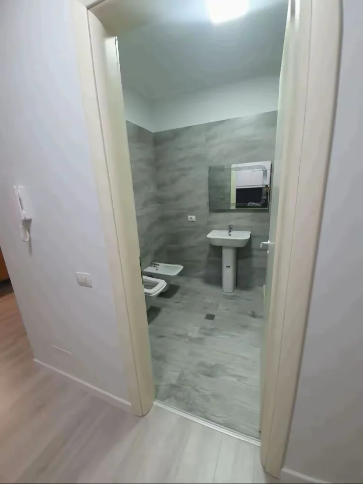 Shqiperi, jepet me qera apartament 1+1 Kati 9, (Prane Fakultetit te Shkencave)