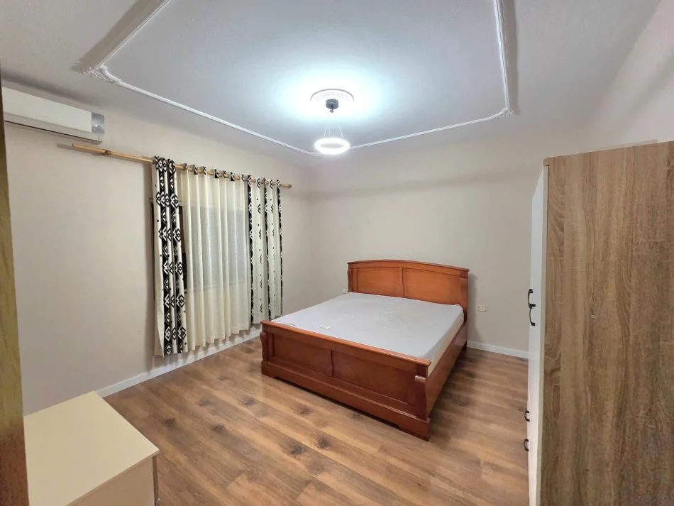 Tirane, jepet me qera apartament 3+1+Aneks+Ballkon Kati 2, 168 m² 800 € 